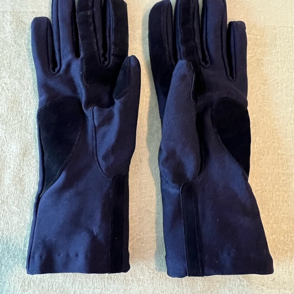 Isotoner black lined Gloves. Medium - Picture 5 of 7